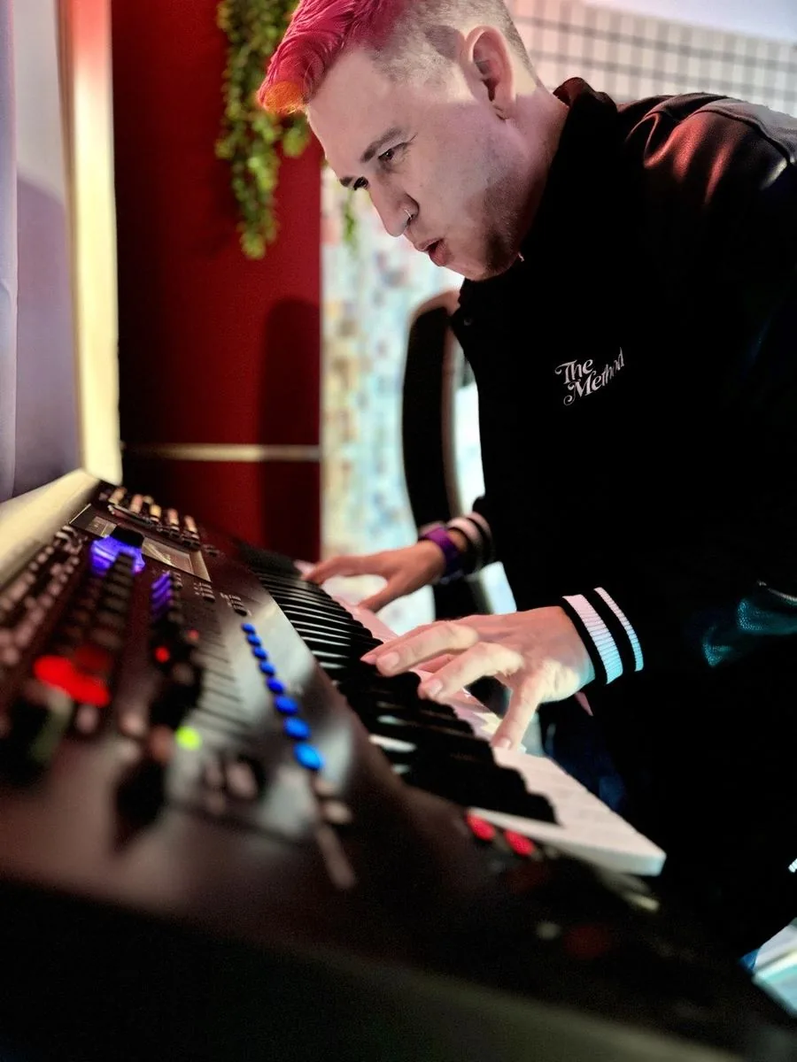 Gradozero tocando el teclado