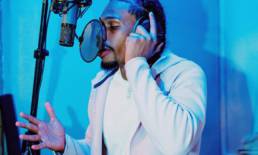 hombre-rapeando-studio