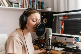 mujer-grabando-cancion-en-casa