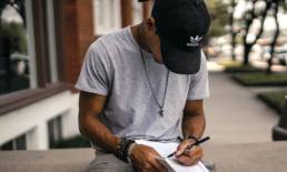 rapero-escribiendo-cancion