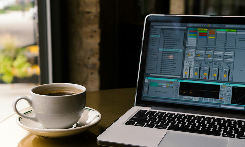 Vista detallada de una sesión de Ableton Live con trucos útiles para productores de música urbana