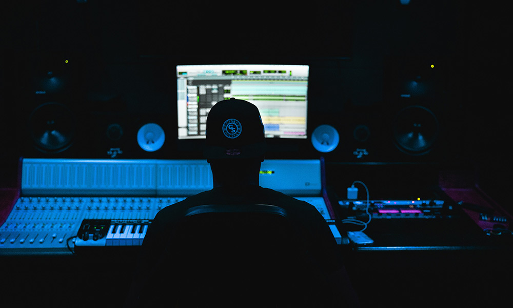 Sesión de producción musical enfocada en beats urbanos al estilo de Travis Scott y Drake