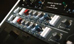 Productor aplicando ecualización a kicks, snares y melodías para mejorar la mezcla del beat