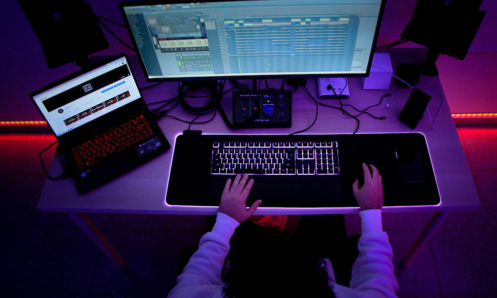 Productor novato configurando su primer DAW y conectando su interfaz de audio en casa