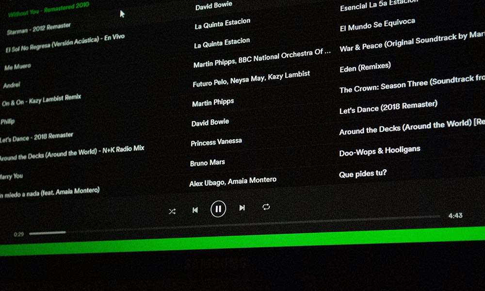 Interfaz de Spotify con playlists populares que impulsan la visibilidad de artistas emergentes
