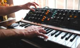 Producción de beats con sonidos oscuros, melódicos y rítmicas latinas al estilo Duki y Trueno