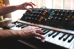 Producción de beats con sonidos oscuros, melódicos y rítmicas latinas al estilo Duki y Trueno