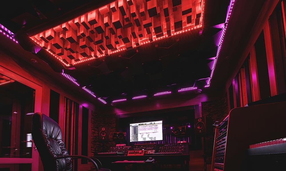 Home studio con elementos visuales que representan distintas formas de monetización para productores musicales