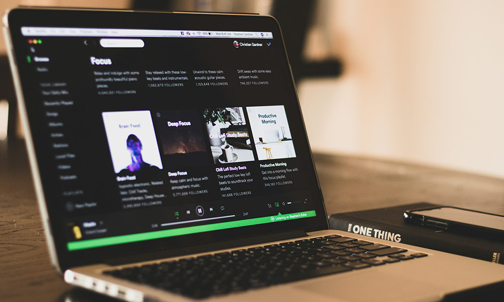 Artista revisando estadísticas de Spotify y generando ingresos gracias a playlists orgánicas