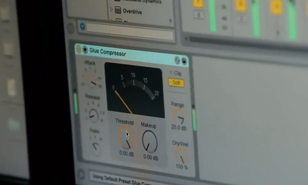 Plugin de compresor en Ableton Live ajustando parámetros para mejorar la mezcla de un beat