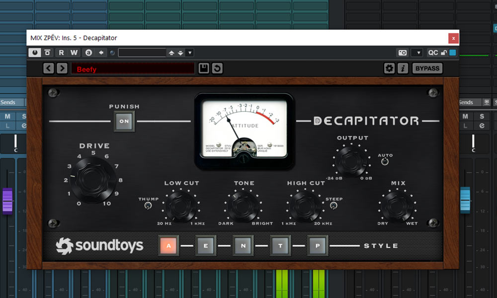 Productor aplicando saturación armónica a pistas de batería y bajo en una sesión de mezcla