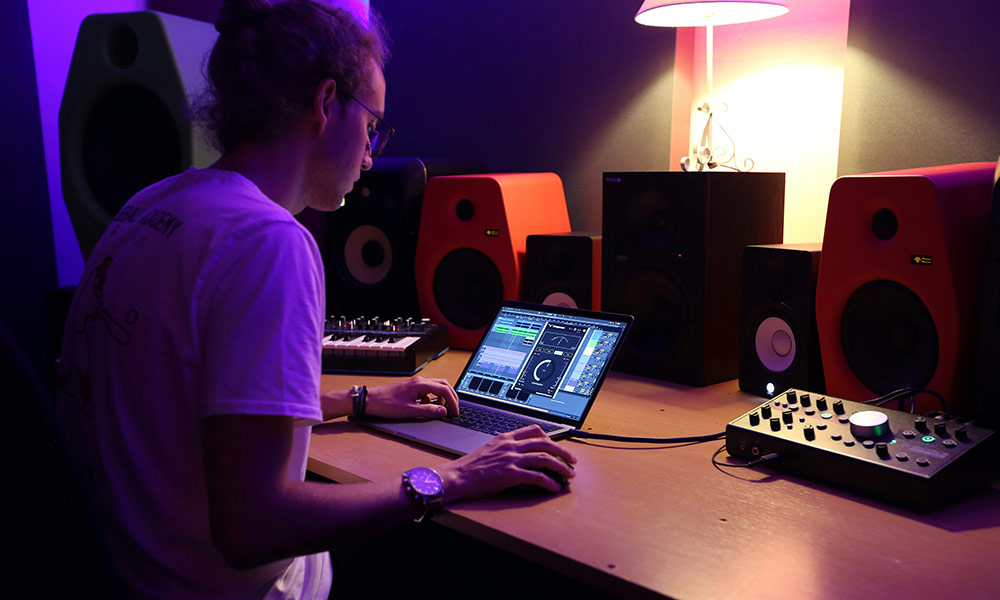 Beatmaker aplicando compresión en su DAW para controlar dinámicas y darle pegada al mix