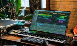 Pantalla de software de producción mostrando cómo una idea musical se convierte en un beat completo