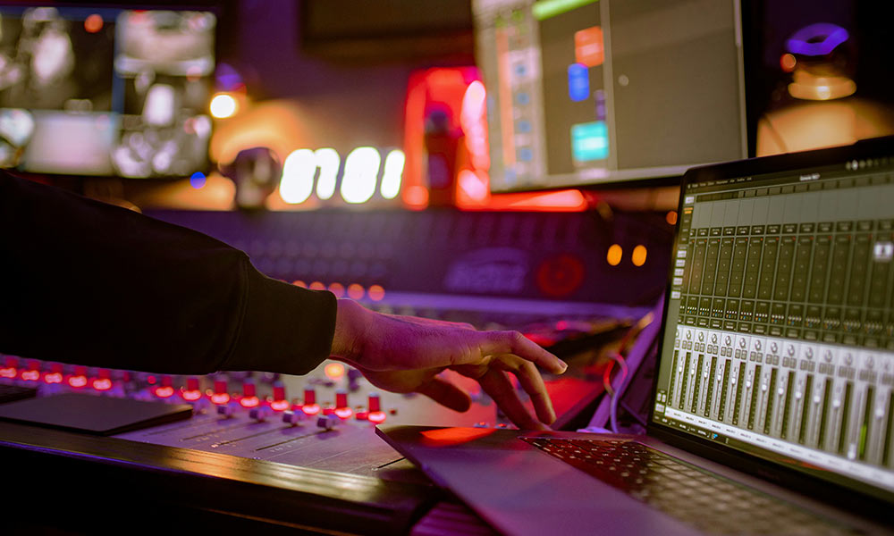 Beatmaker experimentando con sonidos y técnicas para estimular la creatividad durante la producción