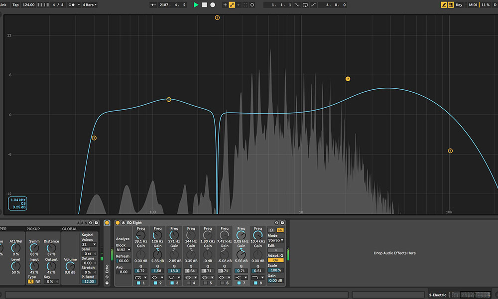 Pantalla de ecualizador en un DAW ajustando frecuencias en un beat de música urbana