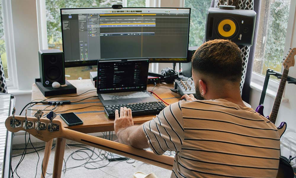 Productor musical practicando ejercicios creativos en su home studio para superar un bloqueo