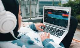 Beatmaker explorando diferentes estilos y samples en su DAW para definir su sonido único