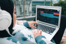 Beatmaker explorando diferentes estilos y samples en su DAW para definir su sonido único