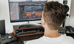 Productor principiante eligiendo sonidos de batería que no encajan con el estilo del beat