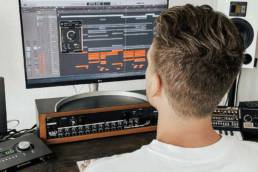 Productor principiante eligiendo sonidos de batería que no encajan con el estilo del beat