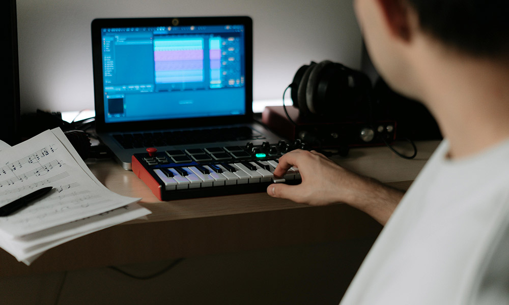 Beatmaker seleccionando sonidos de batería poco adecuados en una librería de samples
