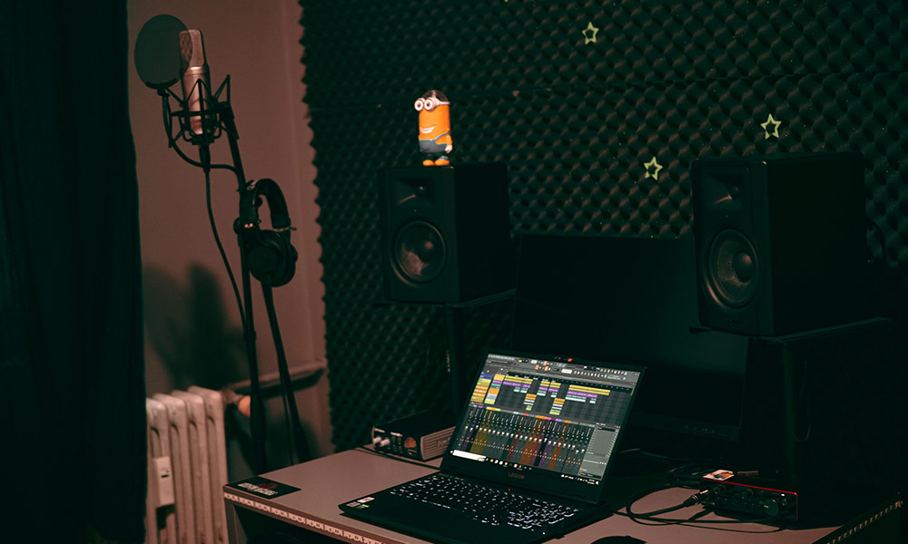 Espacio de grabación home studio convertido en negocio rentable con servicios de mezcla, grabación y producción