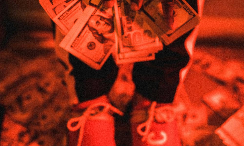 Productor contando dinero gracias a sus servicios y productos como beats, mezcla, cursos y drumkits para generar ingresos