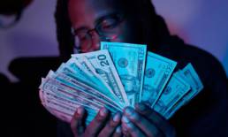 Productor musical gestionando múltiples fuentes de ingreso desde su estudio en 2025