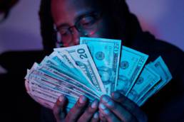 Productor musical gestionando múltiples fuentes de ingreso desde su estudio en 2025