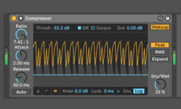 Interfaz de Ableton Live mostrando un compresor nativo aplicado a una pista de batería