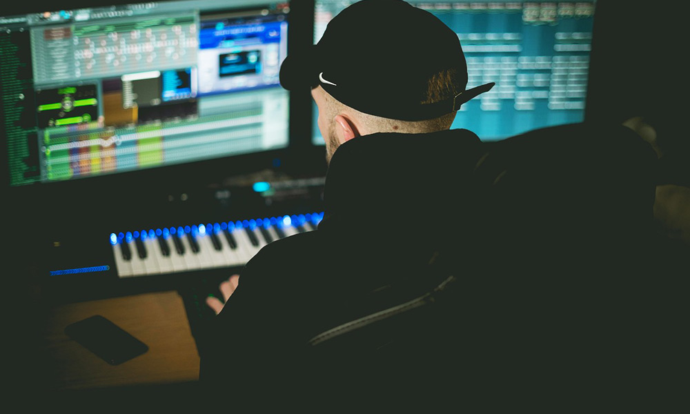 Productor musical transformando una idea melódica en un beat dentro de su DAW