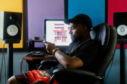 Beatmaker compartiendo contenido en Instagram y TikTok para promocionar sus beats sin invertir en anuncios