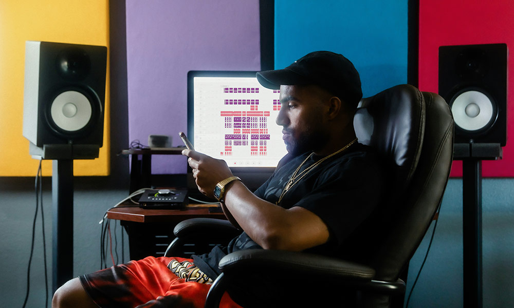 Beatmaker compartiendo contenido en Instagram y TikTok para promocionar sus beats sin invertir en anuncios