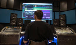 Productor aplicando técnicas de mastering para lograr un sonido más fuerte y limpio en su beat