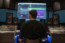 Productor aplicando técnicas de mastering para lograr un sonido más fuerte y limpio en su beat