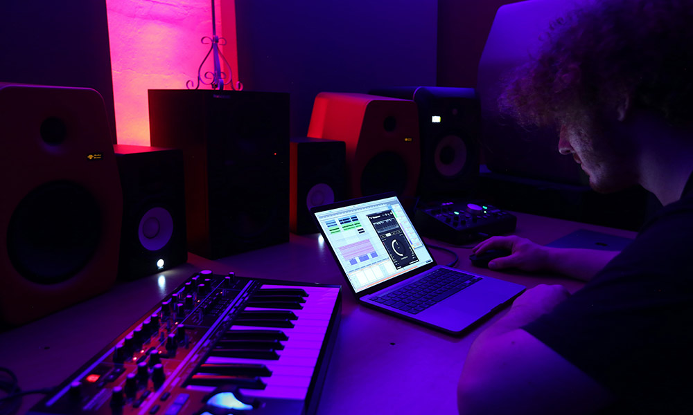 Productor utilizando plugins gratuitos y premium para mezclar beats en su DAW