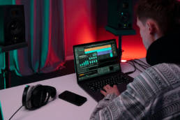 Productor musical trabajando con plantillas y atajos en Ableton Live para mejorar su flujo de trabajo