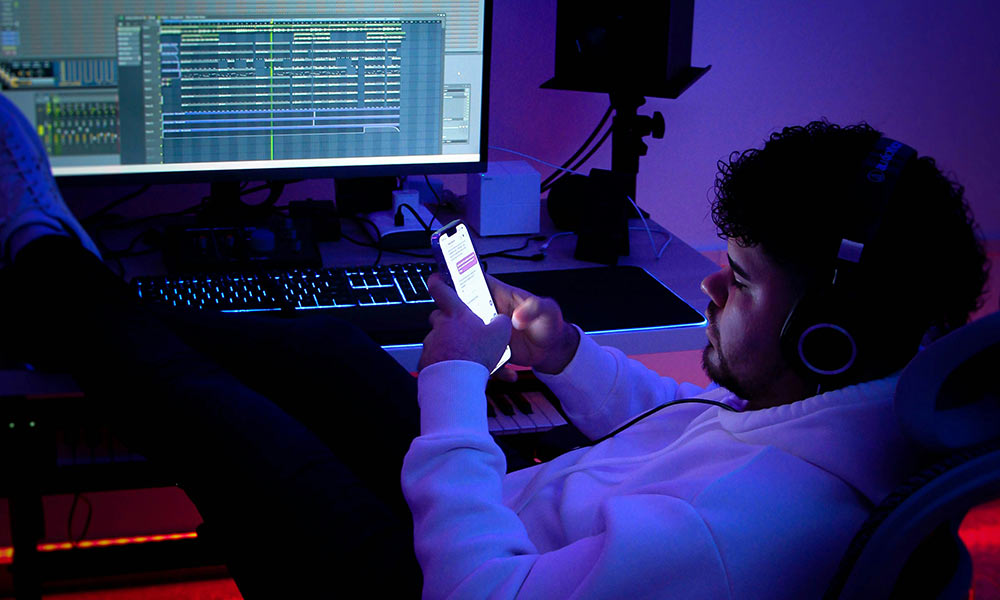 Artista independiente gestionando su lanzamiento para entrar en playlists de Spotify