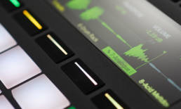 Productor urbano trabajando con Ableton Push y Ableton Live en un entorno profesional