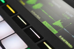 Productor urbano trabajando con Ableton Push y Ableton Live en un entorno profesional