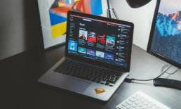 Artista independiente subiendo su música a plataformas digitales como Spotify, Apple Music y YouTube