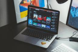 Artista independiente subiendo su música a plataformas digitales como Spotify, Apple Music y YouTube