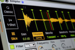 Interfaz de software de producción con un sample cargado y rebanado en un sampler virtual
