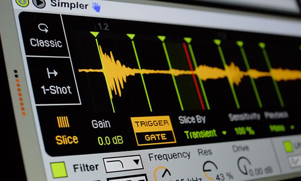 Interfaz de software de producción con un sample cargado y rebanado en un sampler virtual