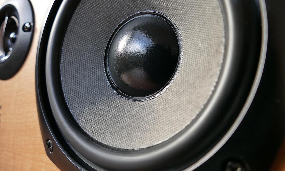 Altavoz reproduciendo frecuencias graves profundas como un 808 bien mezclado