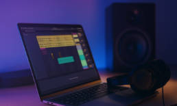 Beatmaker usando trucos avanzados en Ableton Live para producir beats