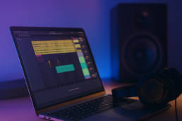 Beatmaker usando trucos avanzados en Ableton Live para producir beats