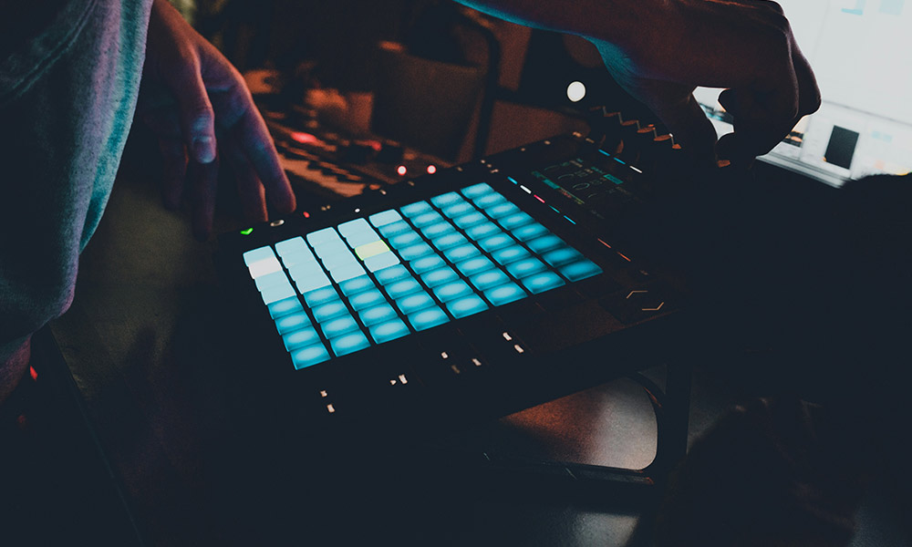 Productor aplicando técnicas avanzadas en Ableton Live para mejorar su workflow