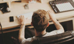 Productor organizando efectos en un rack de Ableton Live para acelerar su flujo de trabajo