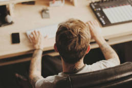 Productor organizando efectos en un rack de Ableton Live para acelerar su flujo de trabajo